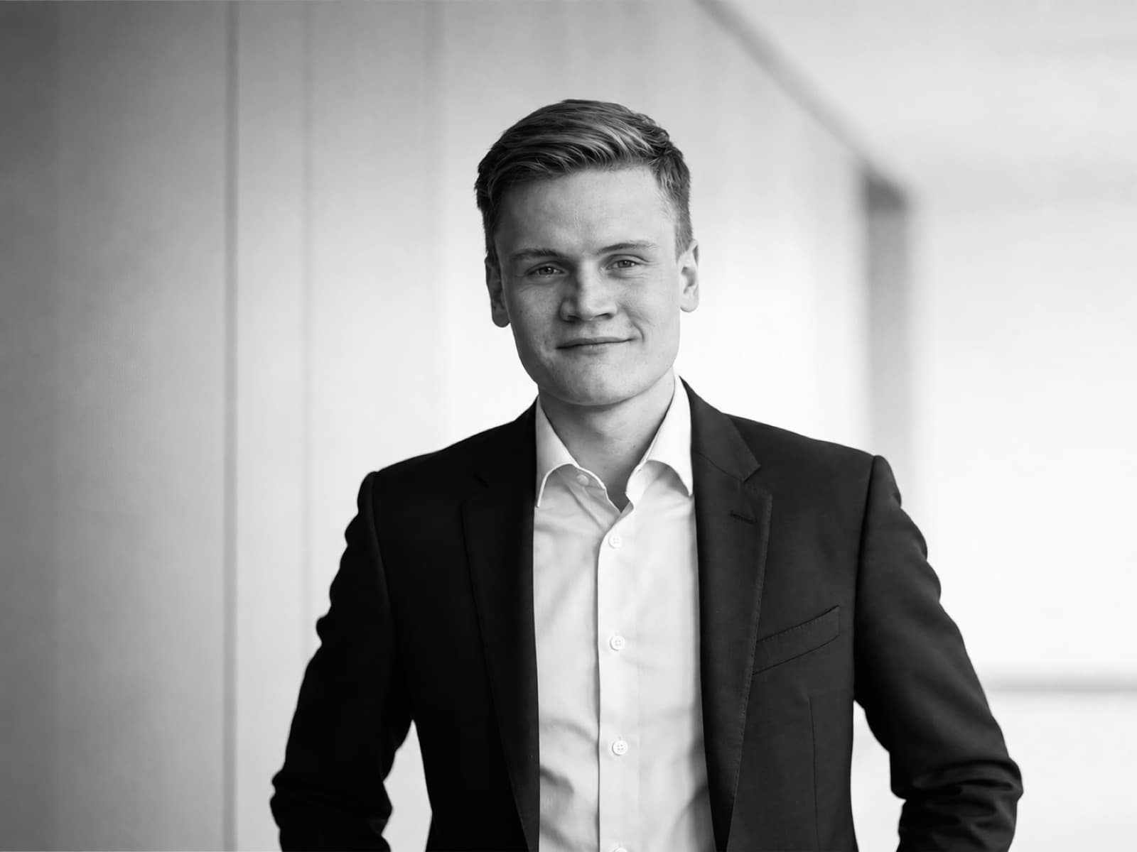 Jonas Trampert, Gründer und Regisseur von J.T.GRAPHY — Schwarzweiß-Porträt